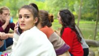 Три девушки по очереди поворачиваются и удивляются